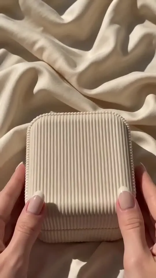 Jewelry box handheld reveal ad video