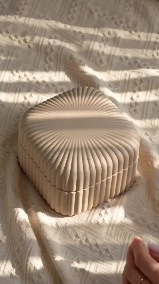 Ribbed jewelry box unboxing ad video